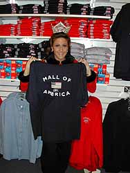 Cammie Sanders, Ms. US Continental 2002, buys a "Mall of America" T-shirt during her visit to Minnesota.